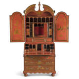 A GEORGE II RED AND GILT-JAPANNED SECRETAIRE CABINET - Foto 4