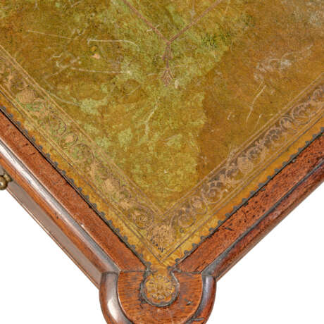 A REGENCY MAHOGANY AND SATINWOOD-BANDED WRITING-TABLE - photo 4