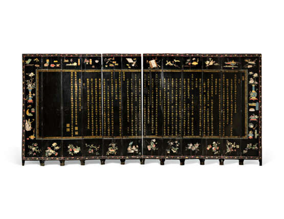 A CHINESE COROMANDEL POLYCHROME AND GILT-LACQUER TWELVE-LEAF SCREEN - фото 2