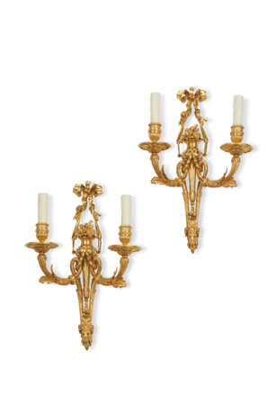 A PAIR OF LATE LOUIS XV ORMOLU TWO-BRANCH WALL LIGHTS - Foto 1