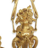 A PAIR OF LATE LOUIS XV ORMOLU TWO-BRANCH WALL LIGHTS - Foto 3