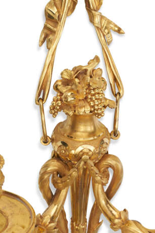 A PAIR OF LATE LOUIS XV ORMOLU TWO-BRANCH WALL LIGHTS - Foto 3