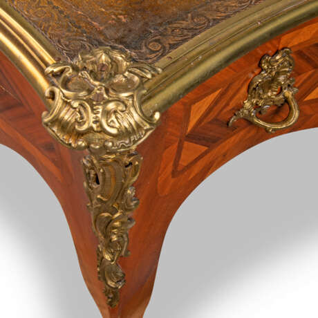 A LOUIS XV ORMOLU AND BRASS-MOUNTED KINGWOOD, ROSEWOOD, BOIS SATINE AND AMARANTH PARQUETRY BUREAU PLAT - photo 4