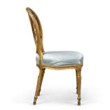 A SET OF EIGHT GEORGE III GILTWOOD DINING-CHAIRS - Foto 5