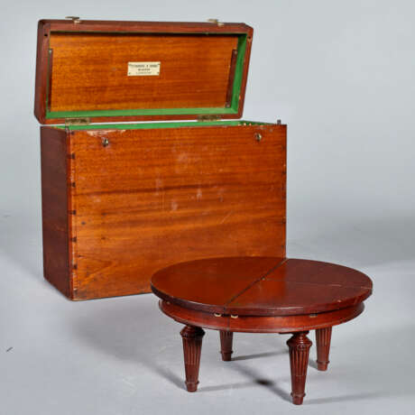 AN EDWARDIAN MAHOGANY DEMONSTRATION MODEL OF A `JUPE'-STYLE EXTENDING DINING-TABLE - фото 2