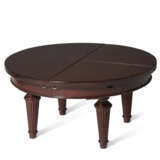 AN EDWARDIAN MAHOGANY DEMONSTRATION MODEL OF A `JUPE'-STYLE EXTENDING DINING-TABLE - Foto 3