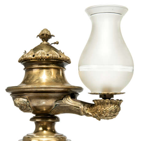 A PAIR OF GEORGE IV GILT-BRASS AND PATINATED-BRONZE 'ATHENIENNE' COLZA LAMPS - Foto 4