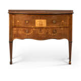 A GEORGE III HAREWOOD, PADOUK, SYCAMORE AND MARQUETRY COMMODE - Foto 1