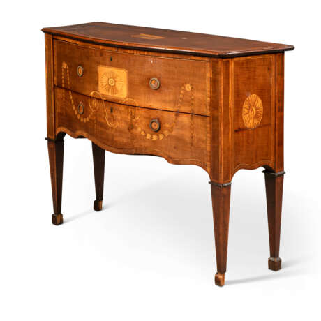 A GEORGE III HAREWOOD, PADOUK, SYCAMORE AND MARQUETRY COMMODE - Foto 2