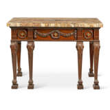  A GEORGE II MAHOGANY SIDE TABLE - фото 1