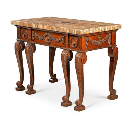  A GEORGE II MAHOGANY SIDE TABLE - фото 2