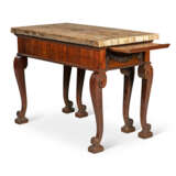  A GEORGE II MAHOGANY SIDE TABLE - Foto 5