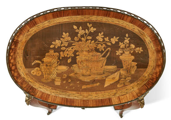 A LATE LOUIS XV ORMOLU-MOUNTED TULIPWOOD, SYCAMORE AND MARQUETRY TABLE A ECRIRE - Foto 3