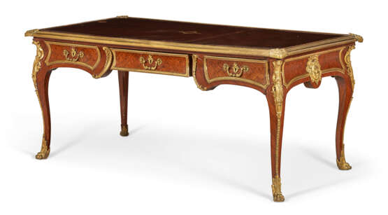 A FRENCH ORMOLU-MOUNTED TULIPWOOD AND PARQUETRY BUREAU PLAT - Foto 1