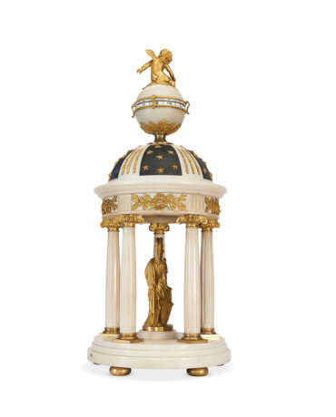 A LOUIS XVI ORMOLU, BLUED METAL AND WHITE MARBLE 'PENDULE A CERCLES TOURNANTS' - Foto 3