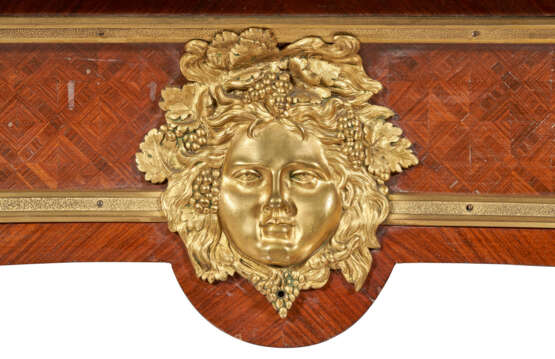 A FRENCH ORMOLU-MOUNTED TULIPWOOD AND PARQUETRY BUREAU PLAT - photo 2