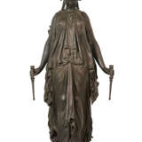 A FRENCH PATINATED-BRONZE FIGURAL TORCHERE - Foto 1
