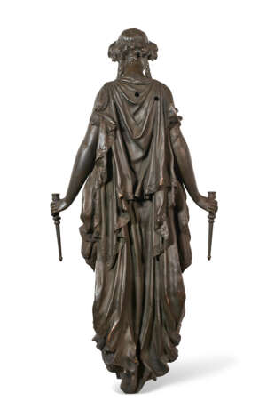 A FRENCH PATINATED-BRONZE FIGURAL TORCHERE - Foto 2