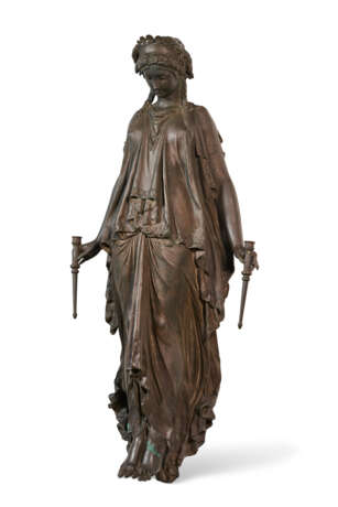 A FRENCH PATINATED-BRONZE FIGURAL TORCHERE - Foto 3
