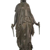 A FRENCH PATINATED-BRONZE FIGURAL TORCHERE - Foto 4