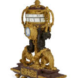A FINE AND LARGE FRENCH ORMOLU, PATINATED BRONZE AND PORPHYRY CLOCK - Foto 3