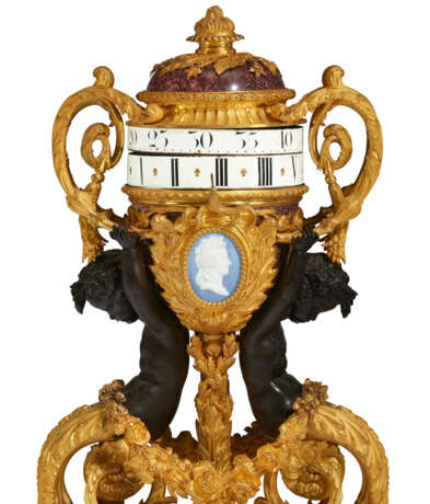 A FINE AND LARGE FRENCH ORMOLU, PATINATED BRONZE AND PORPHYRY CLOCK - Foto 5
