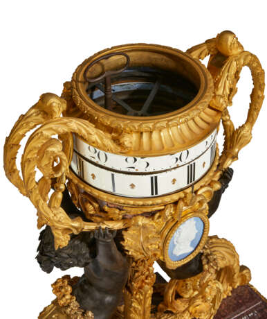 A FINE AND LARGE FRENCH ORMOLU, PATINATED BRONZE AND PORPHYRY CLOCK - Foto 7