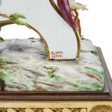 A VIENNA PORCELAIN FIGURAL MANTEL CLOCK ON AN ORMOLU BASE - Foto 8