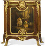 A FRENCH ORMOLU-MOUNTED KINGWOOD, BOIS SATINE, PARQUETRY AND VERNIS MARTIN SIDE CABINET - Foto 2