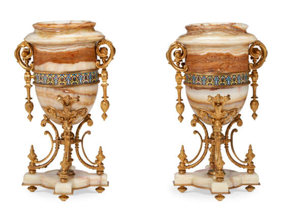 A PAIR OF FRENCH ORMOLU-MOUNTED ALGERIAN ONYX AND CHAMPLEVE ENAMEL CACHE POTS - фото 3