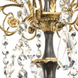 A NORTH EUROPEAN GILT AND PATINATED-BRONZE TWENTY-FOUR LIGHT CHANDELIER - Foto 3