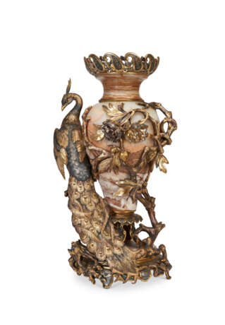 A FRENCH POLYCHROME PATINATED-BRONZE MOUNTED ALGERIAN ONYX VASE - фото 1