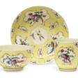 A WORCESTER PORCELAIN YELLOW SCALE-GROUND TRIO - Auktionspreise