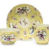 A WORCESTER PORCELAIN YELLOW SCALE-GROUND TRIO - photo 1