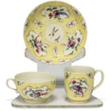 A WORCESTER PORCELAIN YELLOW SCALE-GROUND TRIO - photo 2