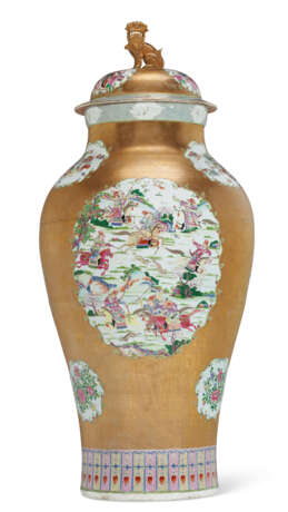 A MASSIVE SAMSON PORCELAIN CHINESE EXPORT STYLE GOLD-GROUND SOLDIER VASE AND COVER - Foto 1