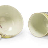A WORCESTER PORCELAIN YELLOW SCALE-GROUND TRIO - фото 3