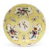 A WORCESTER PORCELAIN YELLOW SCALE-GROUND TRIO - Foto 4