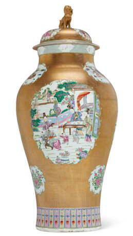 A MASSIVE SAMSON PORCELAIN CHINESE EXPORT STYLE GOLD-GROUND SOLDIER VASE AND COVER - Foto 2