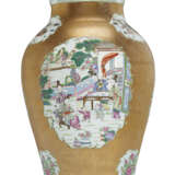 A MASSIVE SAMSON PORCELAIN CHINESE EXPORT STYLE GOLD-GROUND SOLDIER VASE AND COVER - Foto 2