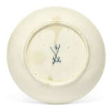 A WORCESTER PORCELAIN YELLOW SCALE-GROUND TRIO - photo 5