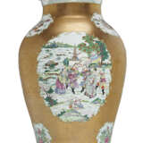 A MASSIVE SAMSON PORCELAIN CHINESE EXPORT STYLE GOLD-GROUND SOLDIER VASE AND COVER - photo 3