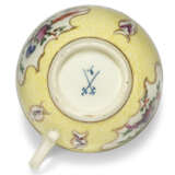 A WORCESTER PORCELAIN YELLOW SCALE-GROUND TRIO - photo 7