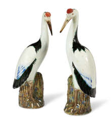 A LARGE PAIR OF CHINESE EXPORT PORCELAIN CRANES