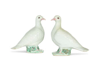 A PAIR OF CHINESE EXPORT PORCELAIN DOVES