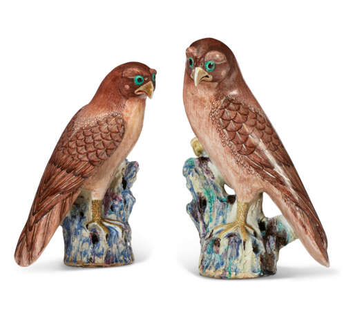 A PAIR OF CHINESE EXPORT PORCELAIN BROWN HAWKS - фото 1