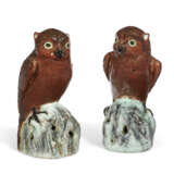 A SMALL PAIR OF CHINESE EXPORT PORCELAIN OWLS - фото 1