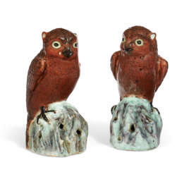 A SMALL PAIR OF CHINESE EXPORT PORCELAIN OWLS
