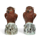 A SMALL PAIR OF CHINESE EXPORT PORCELAIN OWLS - photo 2