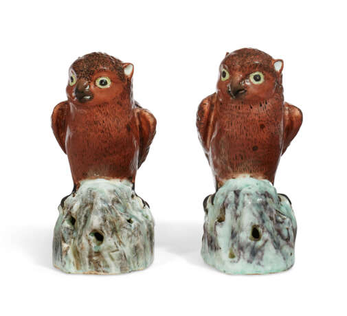 A SMALL PAIR OF CHINESE EXPORT PORCELAIN OWLS - Foto 2